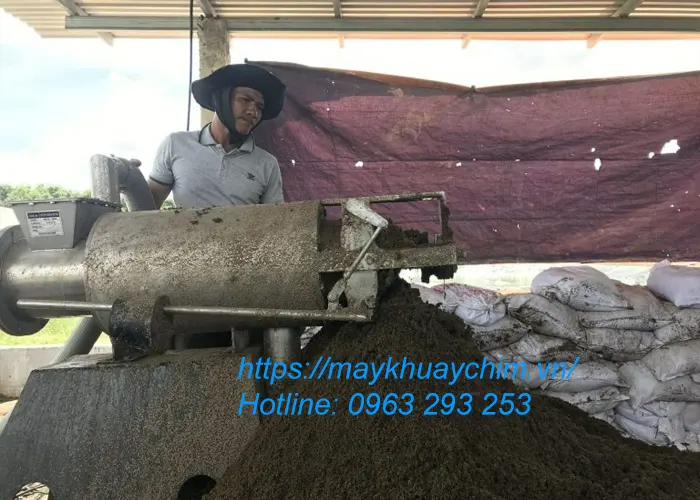 Máy ép phân mini Âu Lạc hoạt động tại trang trại hộ gia đình